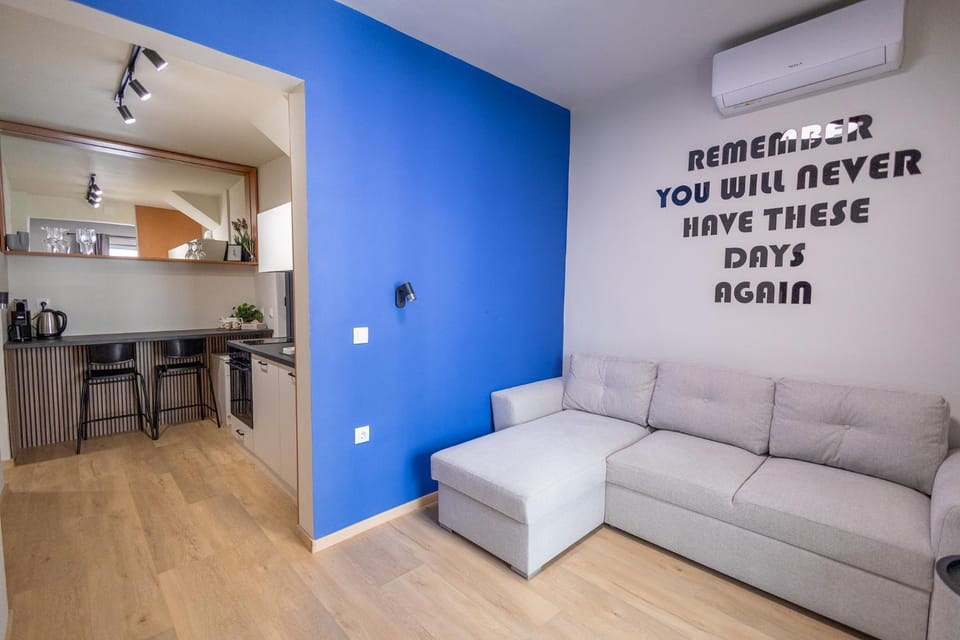 Kitchen or kitchenette, Living room, Seating area, Dining area, air conditioner