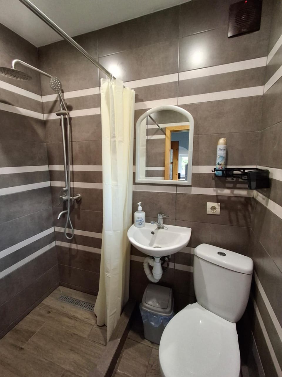 Shower, Toilet