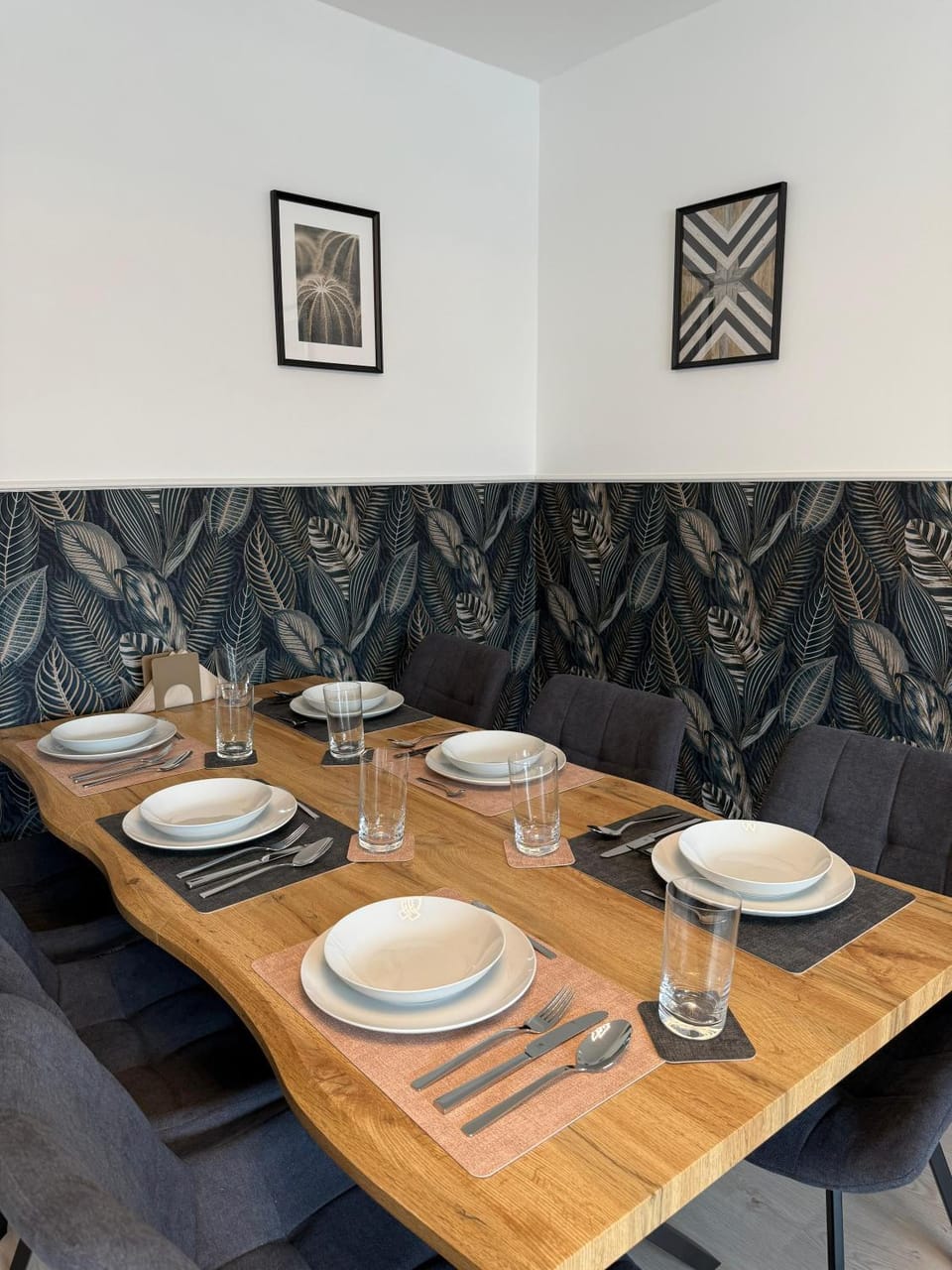 Living room, Seating area, Dining area, Meeting/conference room, Dinner