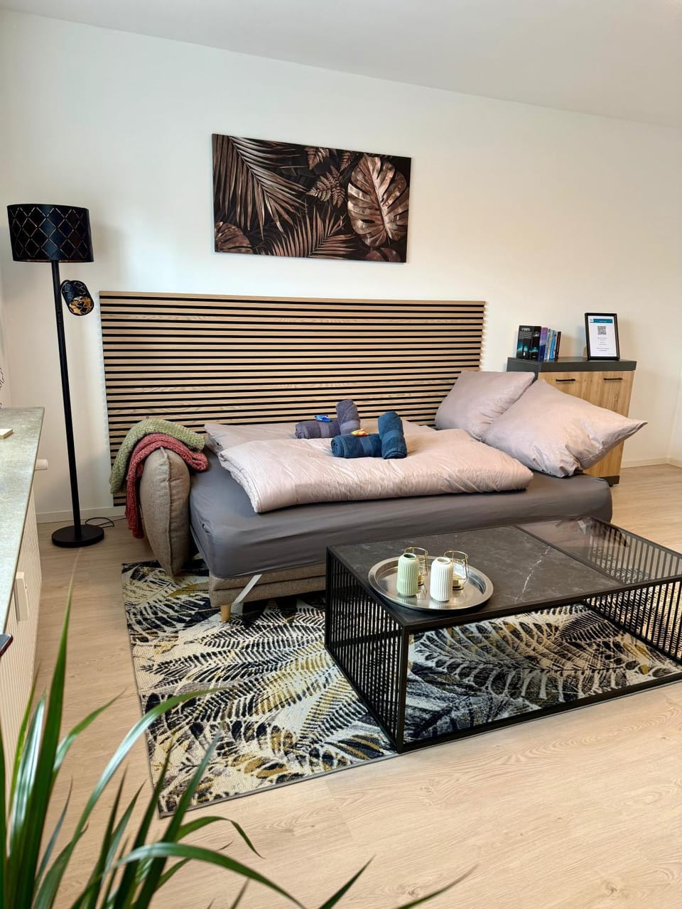 Bed, TV and multimedia, Living room, Photo of the whole room, Seating area