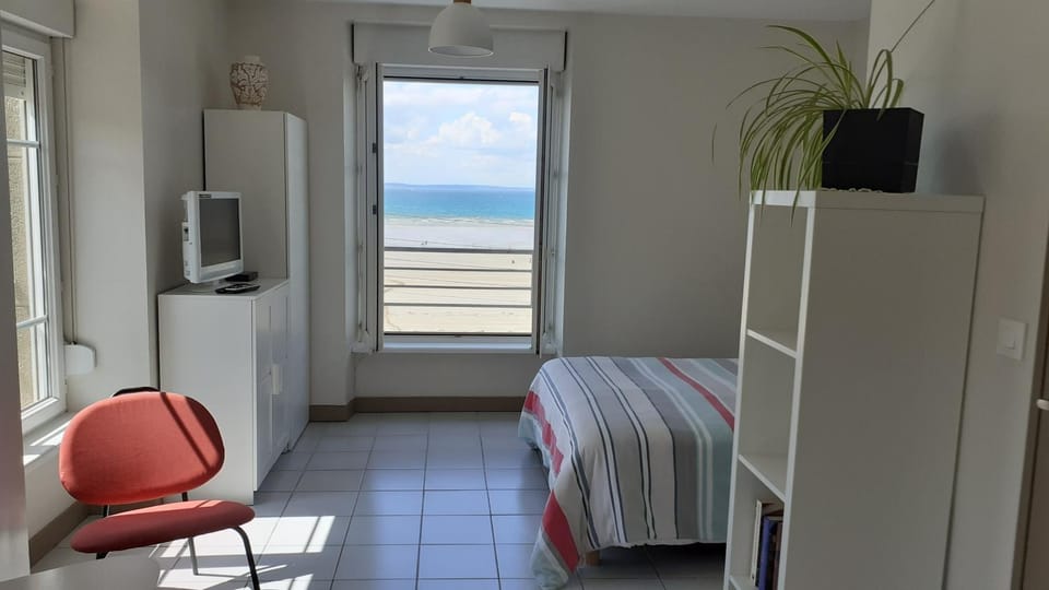 Bed, Natural landscape, TV and multimedia, Photo of the whole room, Bedroom, Sea view