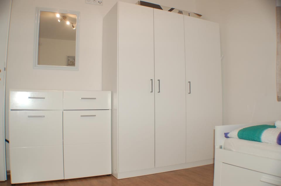 Photo of the whole room, Bedroom, wardrobe