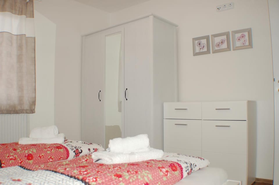Bedroom, wardrobe