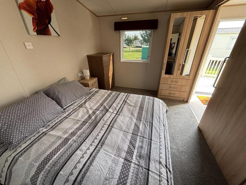 Oak Village 64 - Grange Leisure disability caravan - pet friendly, wifi and ramped decking Apartment in England