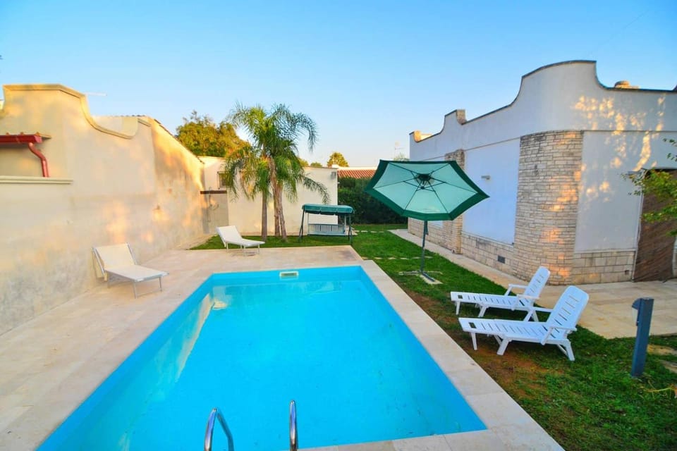 Property building, Day, Pool view, Swimming pool, sunbed