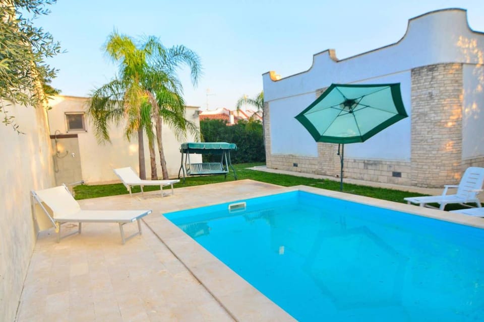 Property building, Day, Pool view, Swimming pool, sunbed