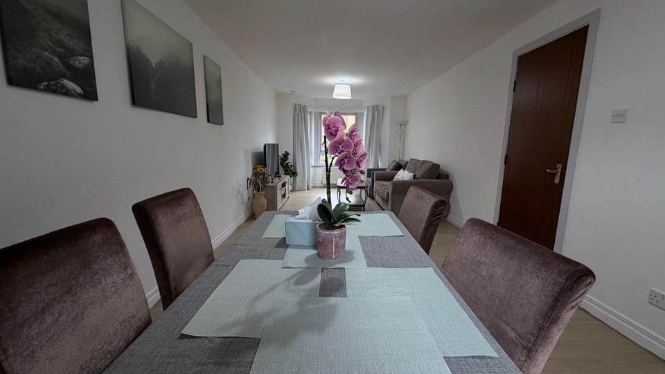 TV and multimedia, Living room, Seating area, Dining area