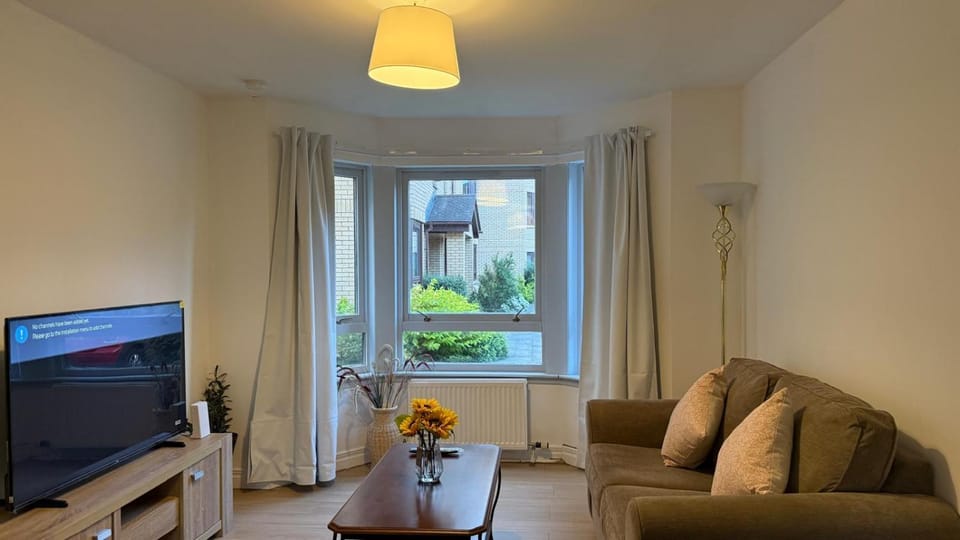 Communal lounge/ TV room, TV and multimedia, Living room, Seating area, Evening entertainment