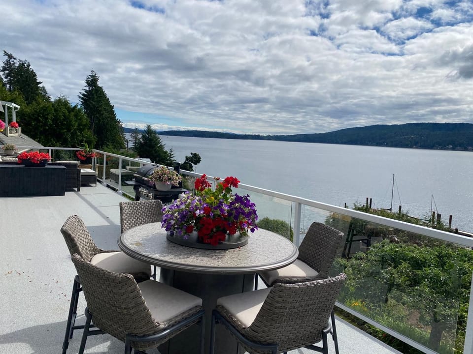 Beachbreeze Oceanfront 4BR1Den4BA Romantic Sunrise & Celestial Views Bed and Breakfast in Southern Gulf Islands