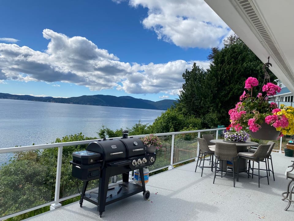 Beachbreeze Oceanfront 4BR1Den4BA Romantic Sunrise & Celestial Views Bed and Breakfast in Southern Gulf Islands