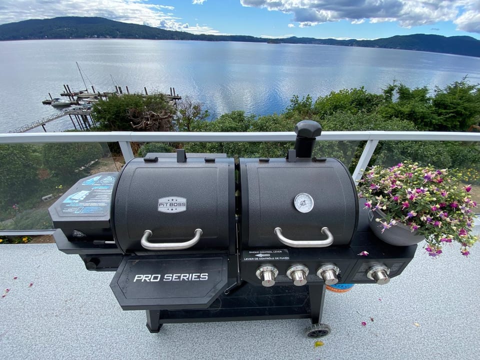 Beachbreeze Oceanfront 4BR1Den4BA Romantic Sunrise & Celestial Views Bed and Breakfast in Southern Gulf Islands