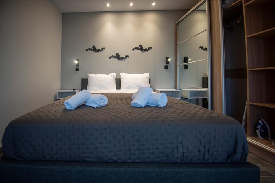 Bed, Photo of the whole room, Bedroom, towels