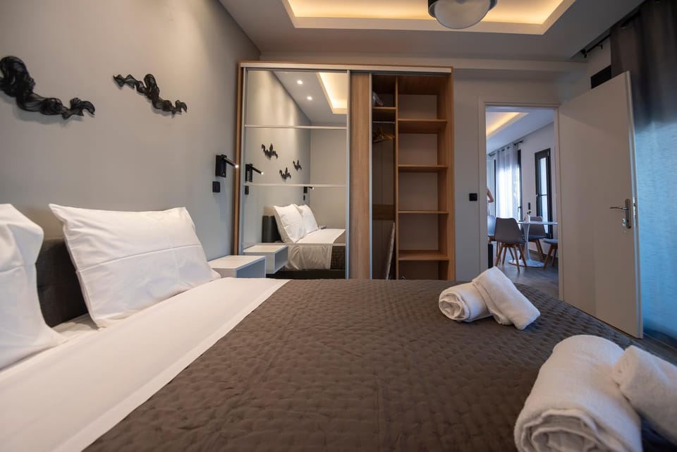 Photo of the whole room, towels, wardrobe