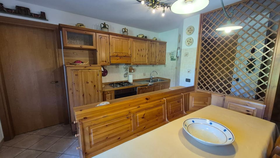 Kitchen or kitchenette, Dining area, stove