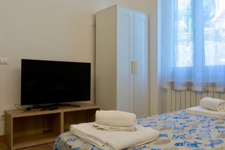 Bed, TV and multimedia, wardrobe