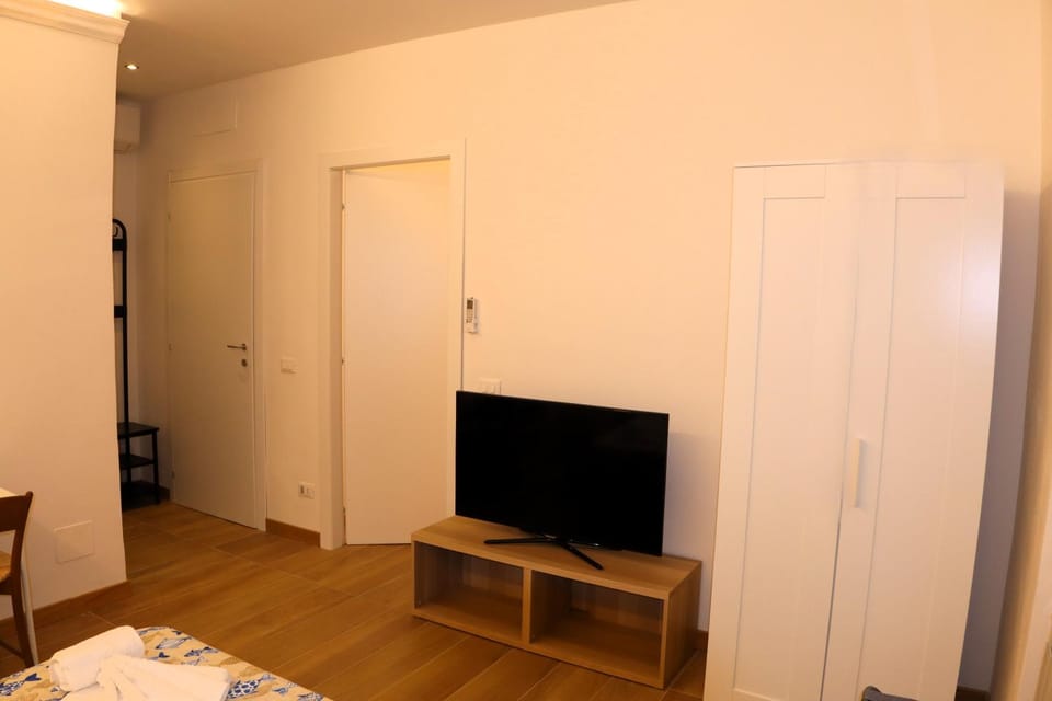 Bed, TV and multimedia, wardrobe
