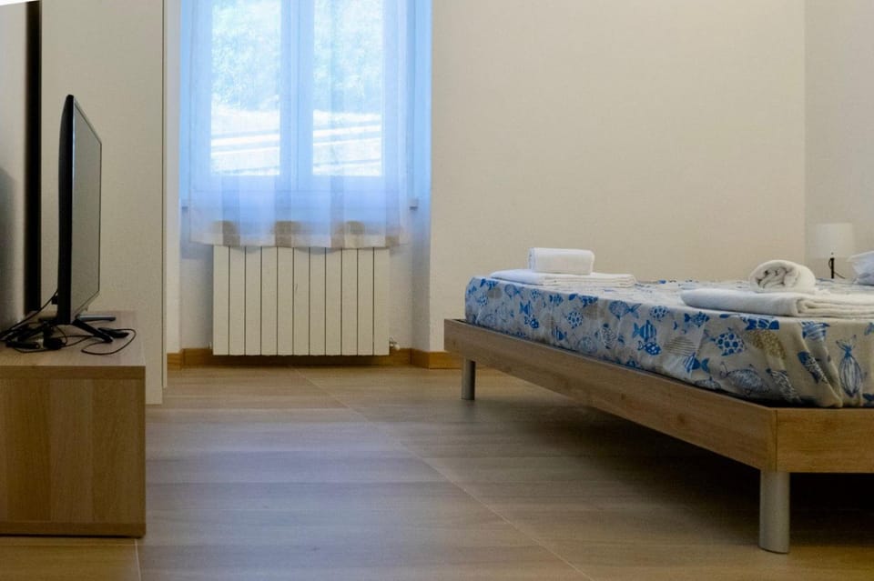 Bed, TV and multimedia, wardrobe