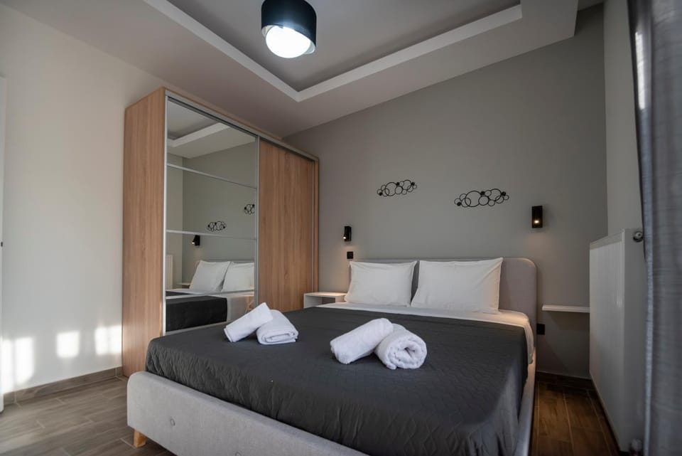 Bed, Photo of the whole room, Bedroom, towels