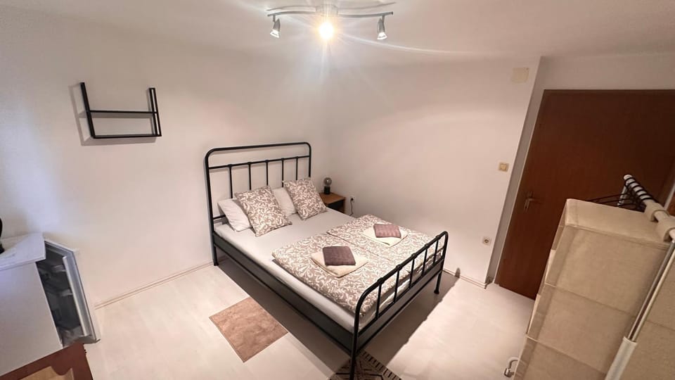 Bed, Bedroom, towels