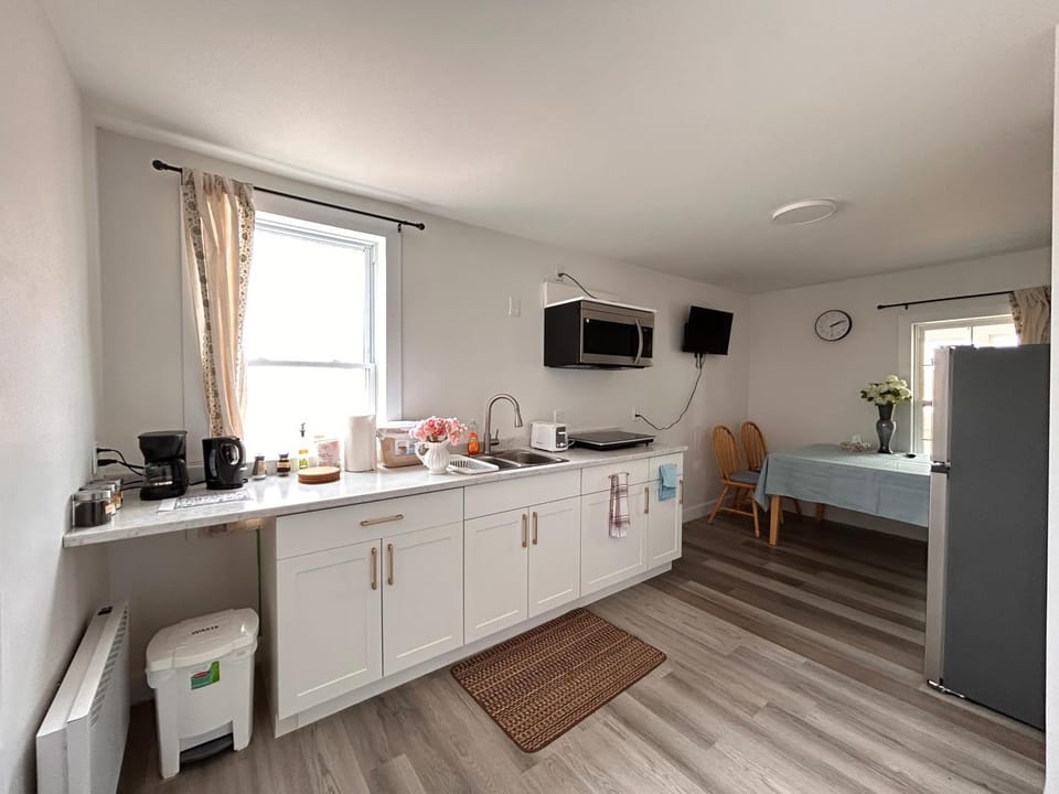 TV and multimedia, Coffee/tea facilities, Kitchen or kitchenette, Dining area, furniture, furniture, microwave, oven, toaster, kitchen, kitchen