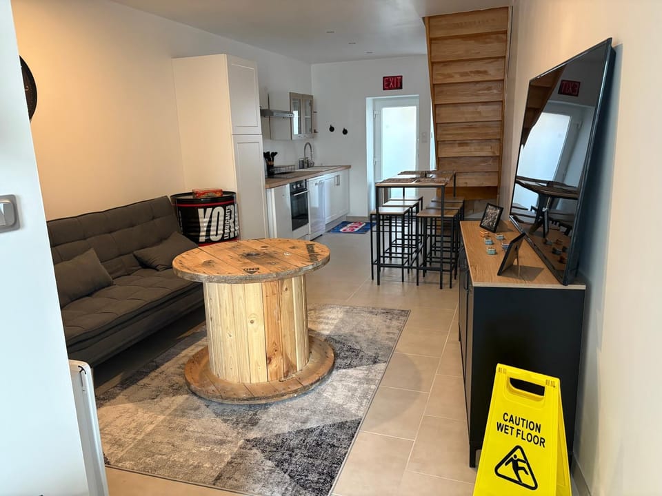 TV and multimedia, Kitchen or kitchenette, Living room