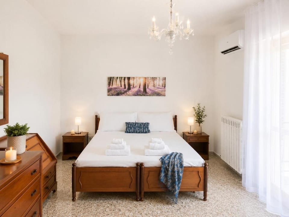 Bed, Bedroom, towels