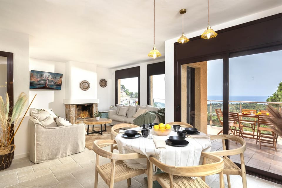 Patio, Natural landscape, TV and multimedia, View (from property/room), Balcony/Terrace, Living room, Seating area, Dining area, Sea view