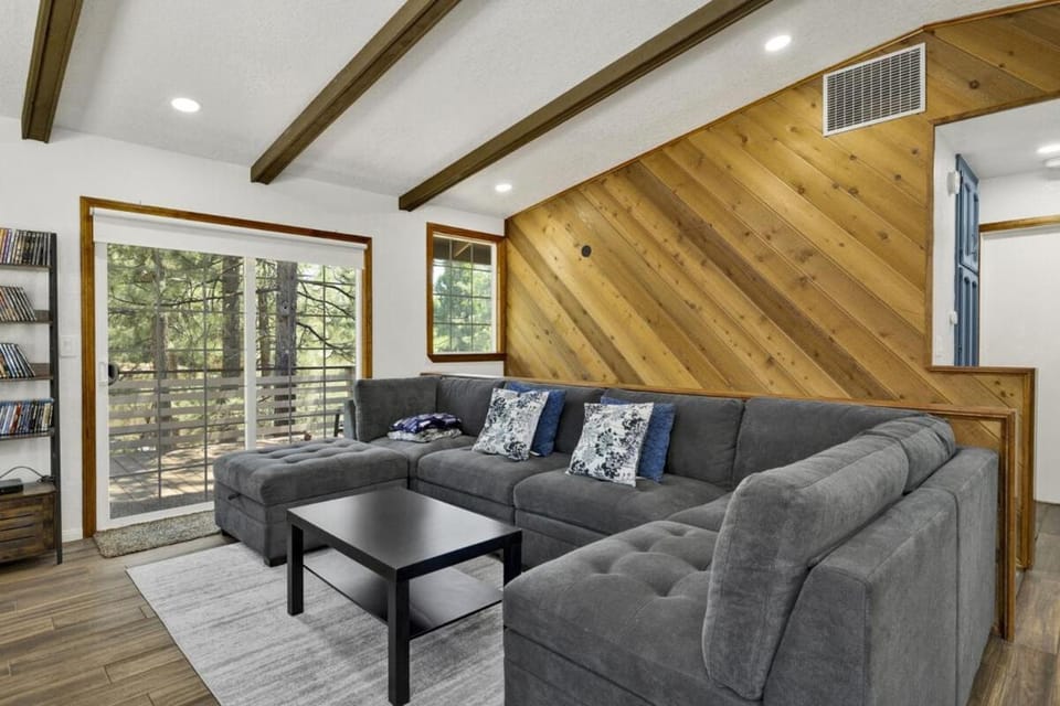 The Fox Den Big Bear ~ Modern Mountain View Retreat w/ Hot Tub House in Southern California