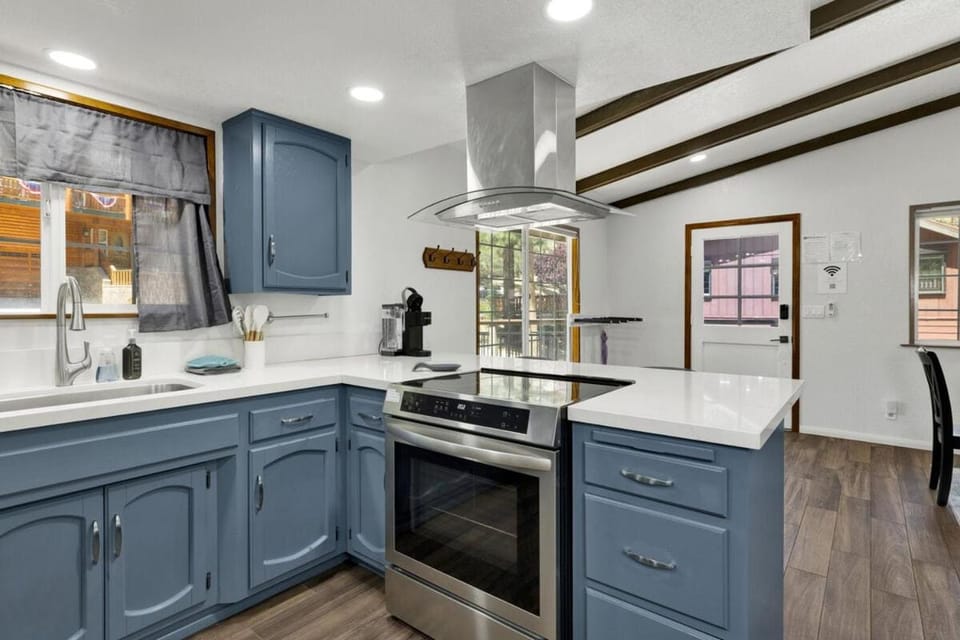 The Fox Den Big Bear ~ Modern Mountain View Retreat w/ Hot Tub House in Southern California