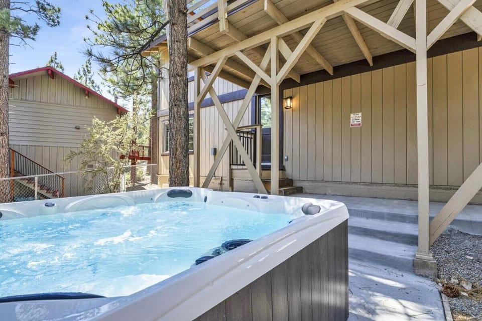 The Fox Den Big Bear ~ Modern Mountain View Retreat w/ Hot Tub House in Southern California