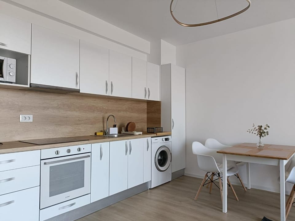Kitchen or kitchenette, Food and drinks, Dining area, Food, Meals, oven, stove, washing machine