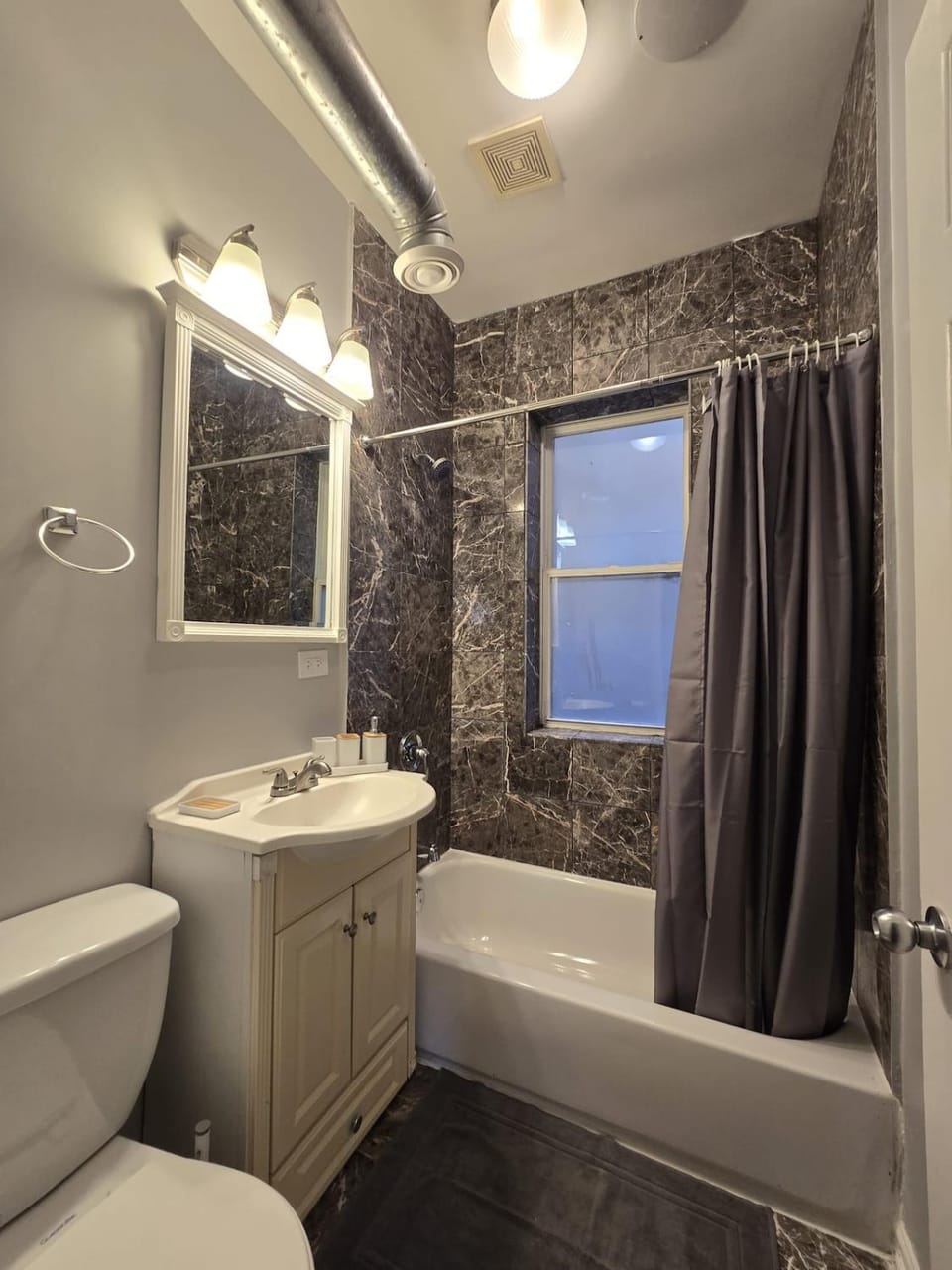 Luxe Loft vibe with King Suite - 4BR 3Ba Apartment in Chicago