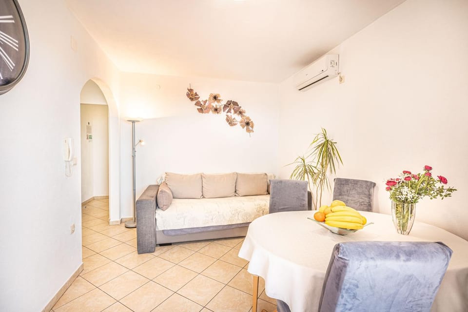 Living room, Seating area, Dining area, air conditioner
