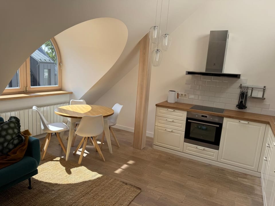 Coffee/tea facilities, Kitchen or kitchenette, Dining area, oven