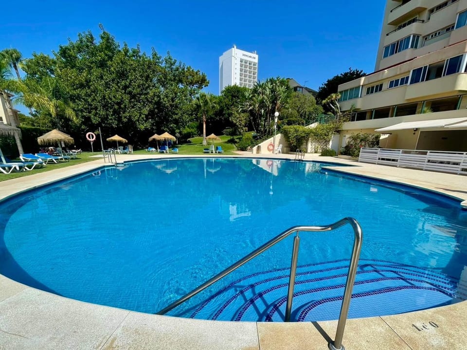 Swimming pool, sunbed