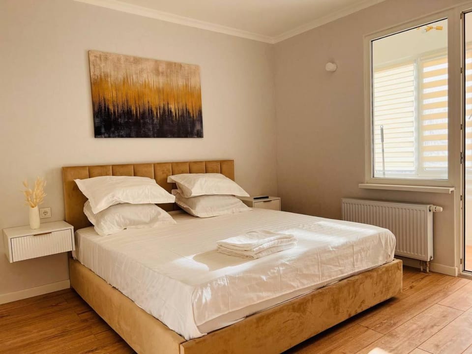 Bed, Photo of the whole room, Bedroom, internet, towels