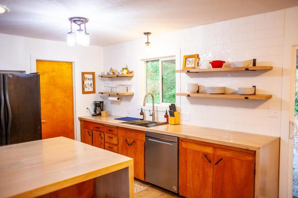 Modern Gorge Lodge House in The Dalles