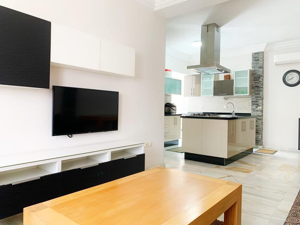 Communal lounge/ TV room, Kitchen or kitchenette, stove