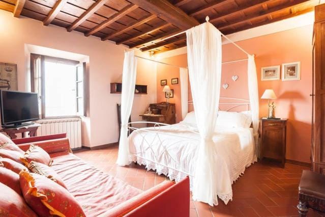 Photo of the whole room, Bedroom