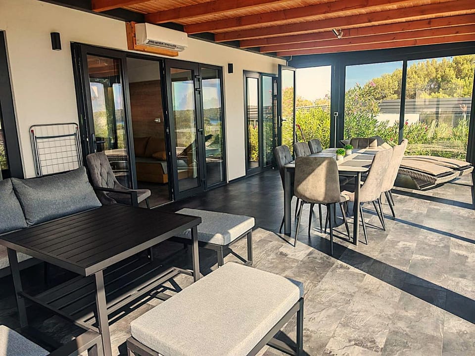 Property building, Balcony/Terrace, Seating area, Dining area, sunbed, air conditioner