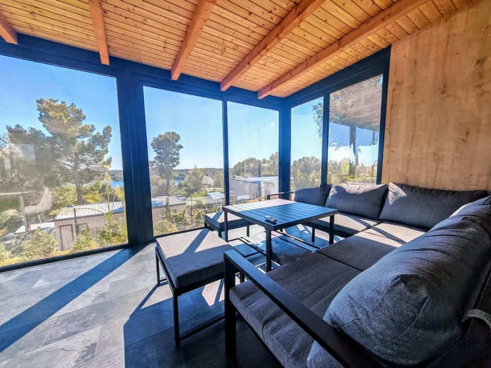 Property building, Balcony/Terrace, Seating area, Sea view