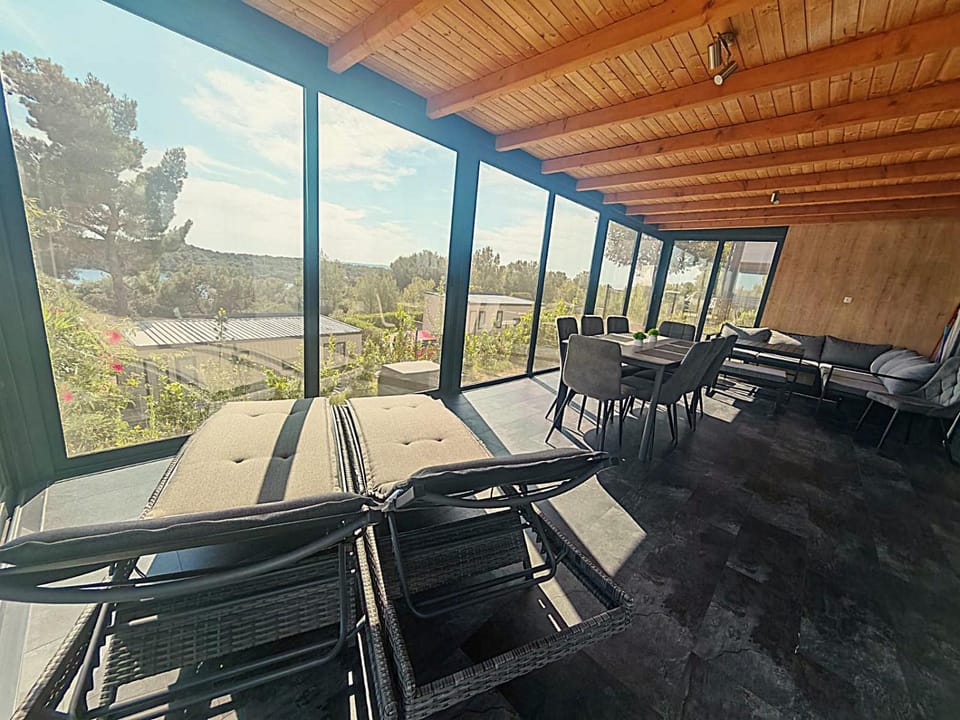 Property building, Seating area, Dining area, Sea view, sunbed, air conditioner