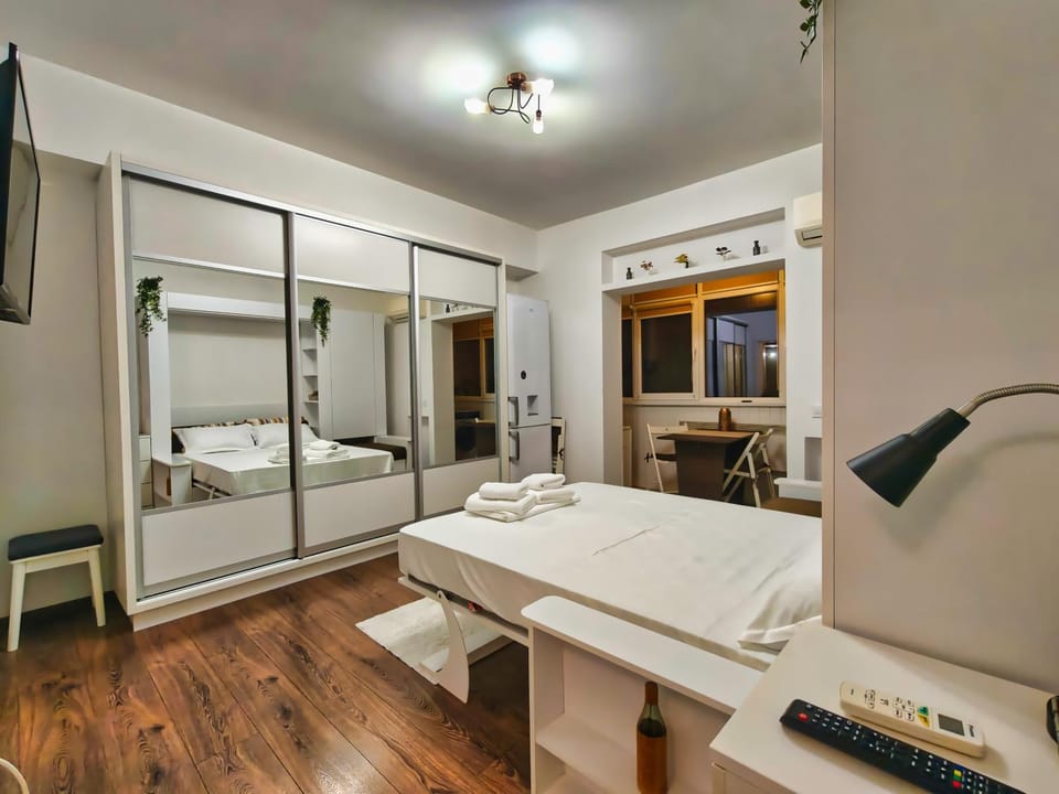 Bed, Photo of the whole room, Bedroom, towels