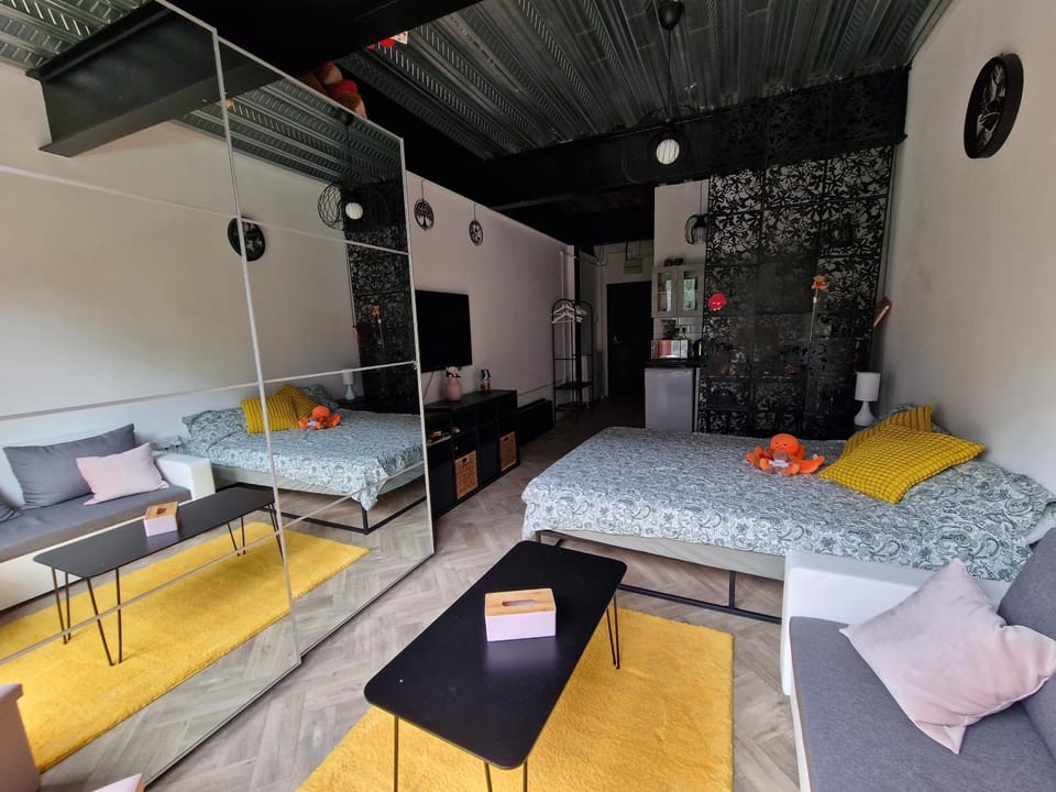 Bed, Photo of the whole room, Seating area