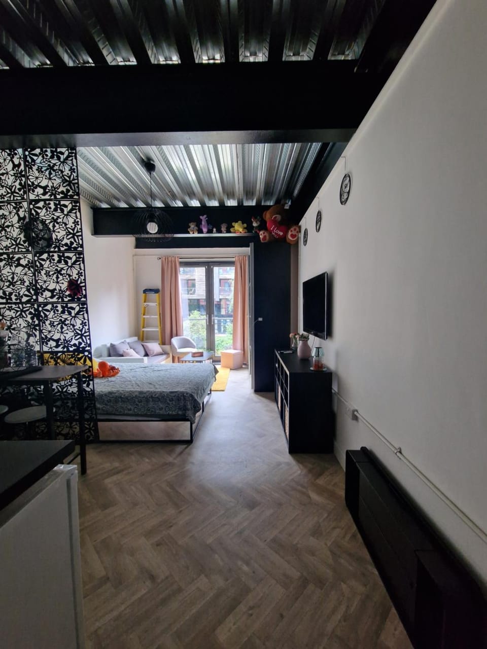 Bed, TV and multimedia