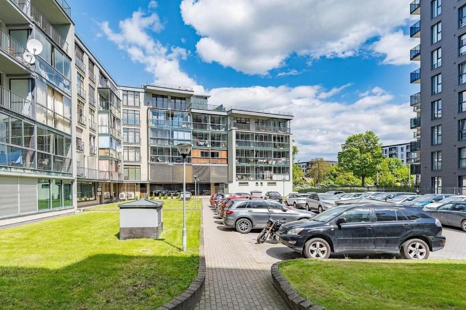 Property building, Day, Neighbourhood, Garden, Parking