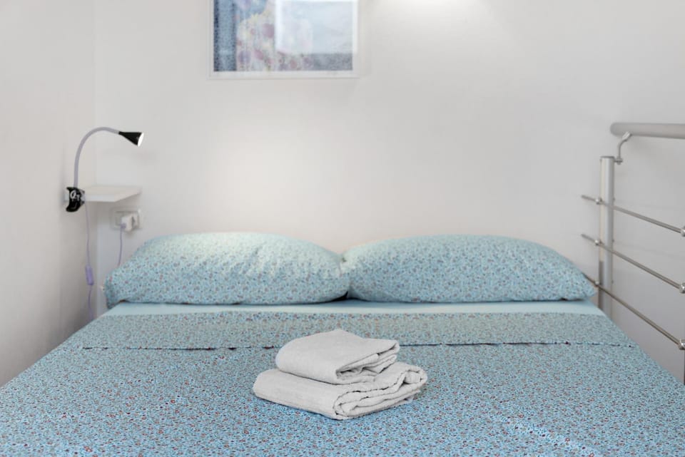 Bed, towels