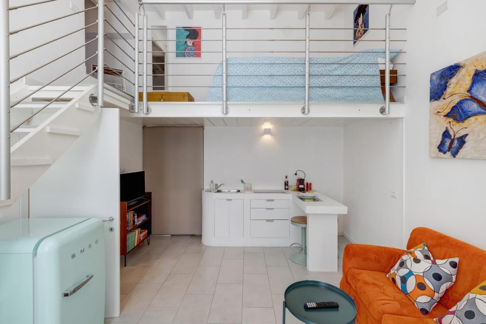 Kitchen or kitchenette, Living room, Seating area, Dining area