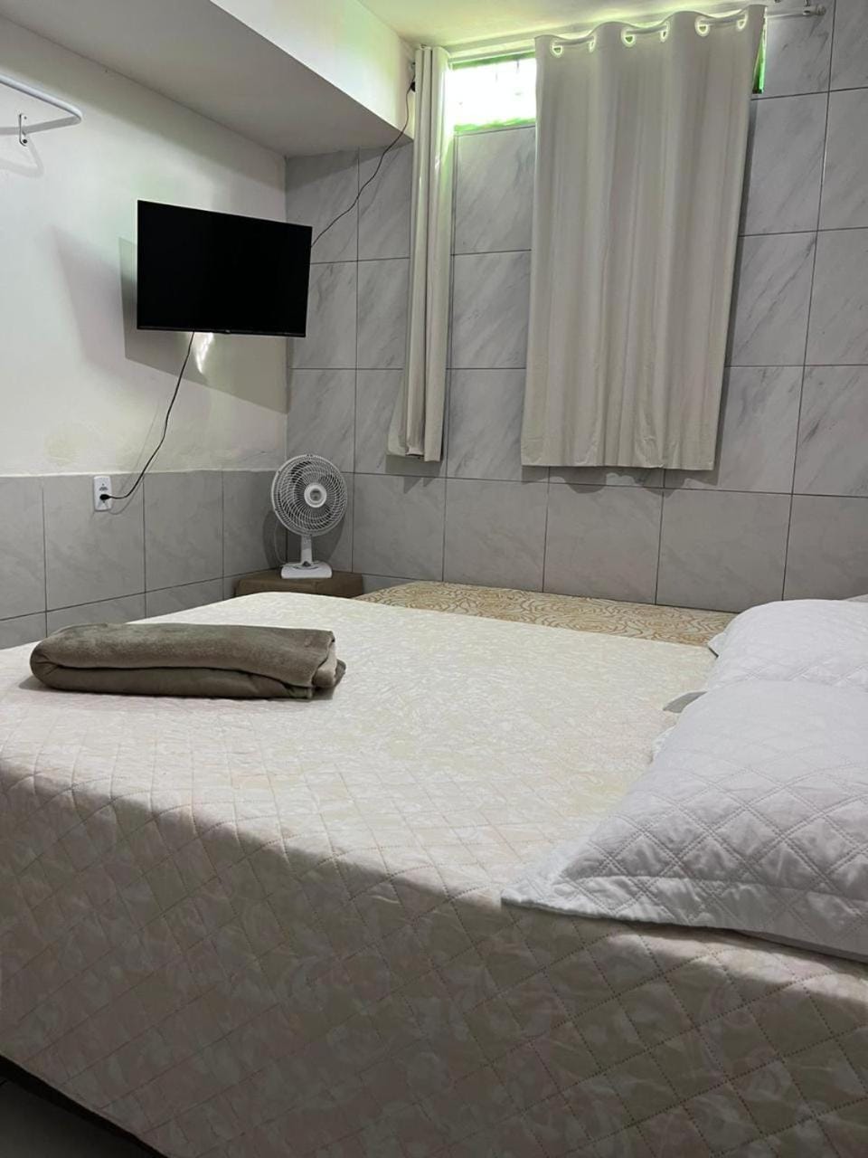 Bed, TV and multimedia, Bedroom, towels