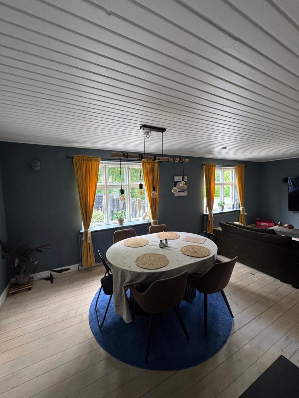 Seating area, Dining area